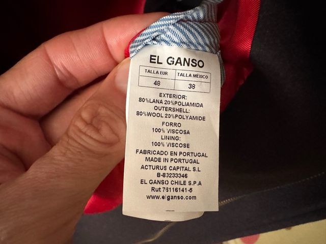 Trenca El Ganso Negra con detalles rojos