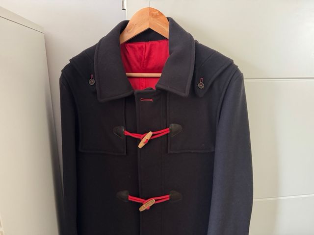 Trenca El Ganso Negra con detalles rojos