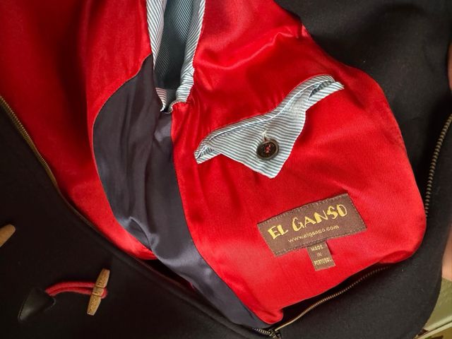 Trenca El Ganso Negra con detalles rojos