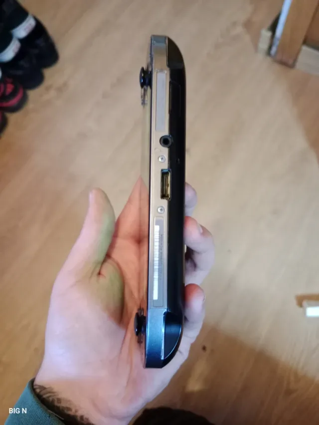 Sony PS Vita OLED Negra con cable de carga y 4gb