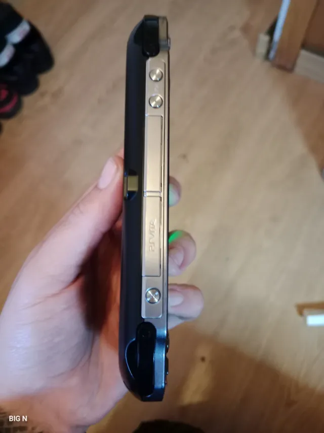 Sony PS Vita OLED Negra con cable de carga y 4gb