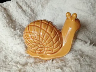 Figura cerámica caracol mostaza