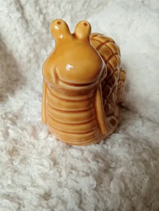 Figura cerámica caracol mostaza