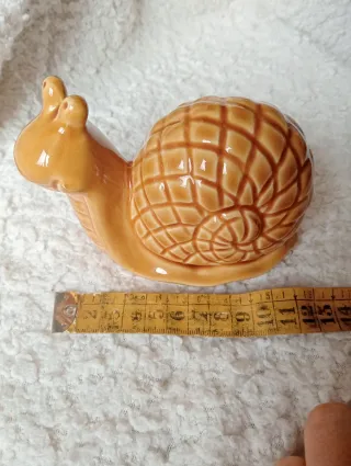 Figura cerámica caracol mostaza