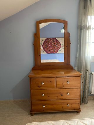 Cómoda de madera con espejo