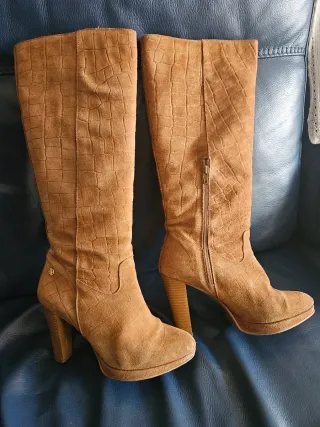 Botas altas de ante con tacón