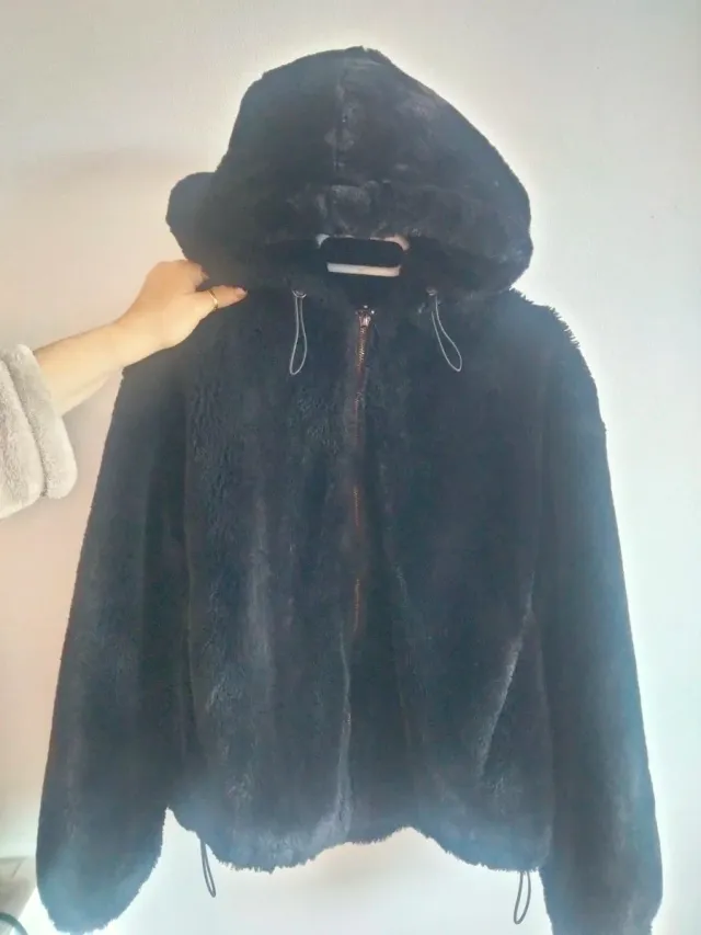 Chaqueta de pelo negra con capucha
