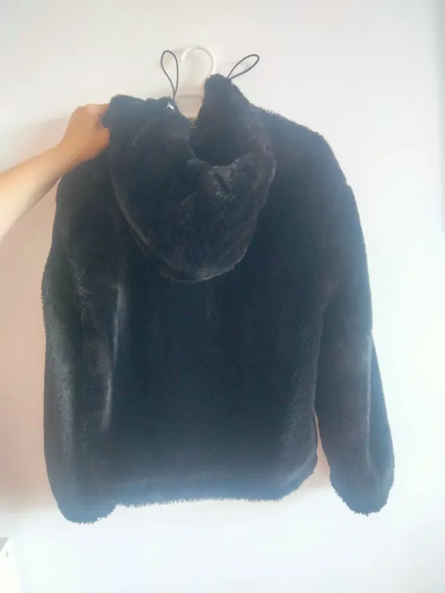 Chaqueta de pelo negra con capucha