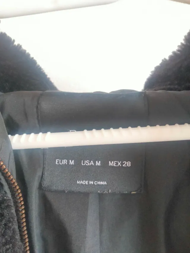 Chaqueta de pelo negra con capucha