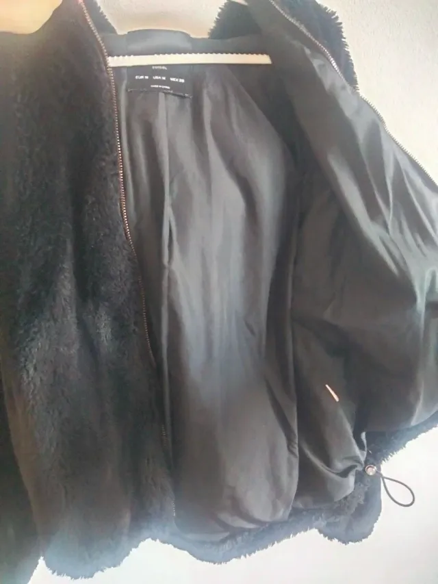 Chaqueta de pelo negra con capucha