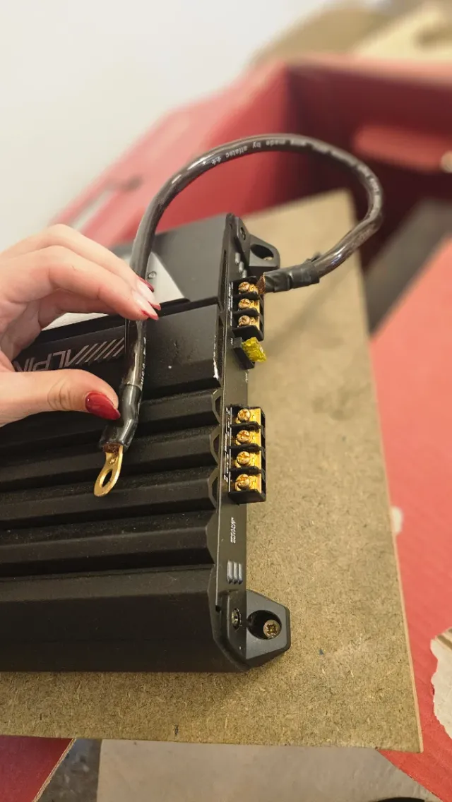 Amplificador Alpine V-Power MRP-T220