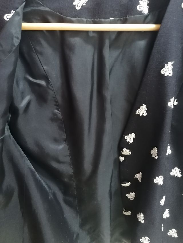 Chaqueta negra bordada beige