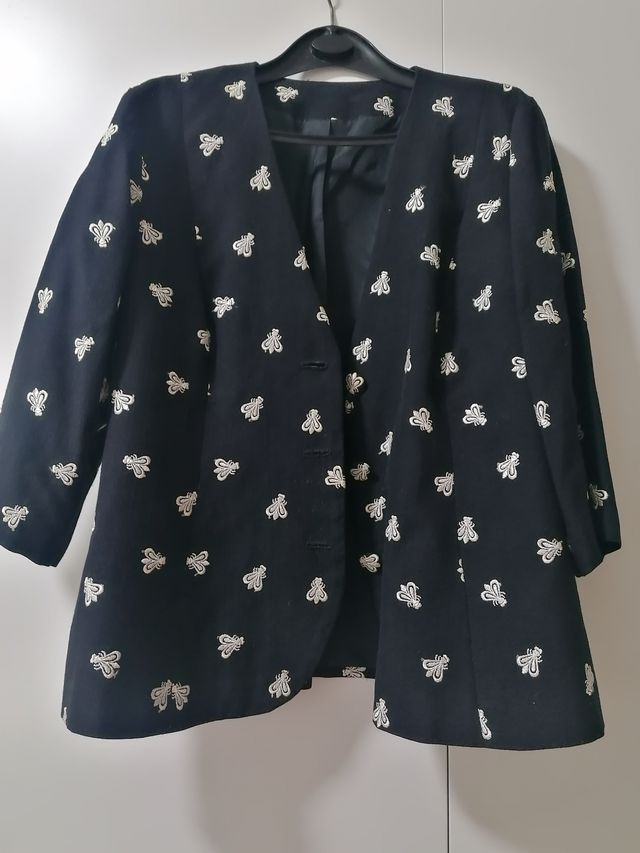 Chaqueta negra bordada beige