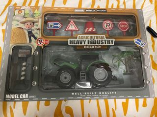 Tractor de juguete con señales. sin abrir.