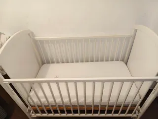 Cuna blanca de bebe