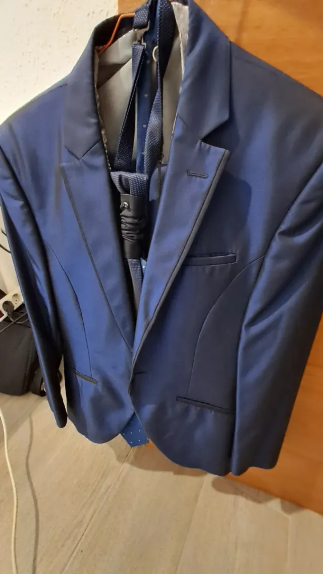 Traje de novio azul