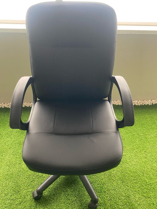 Silla de oficina polipiel negra