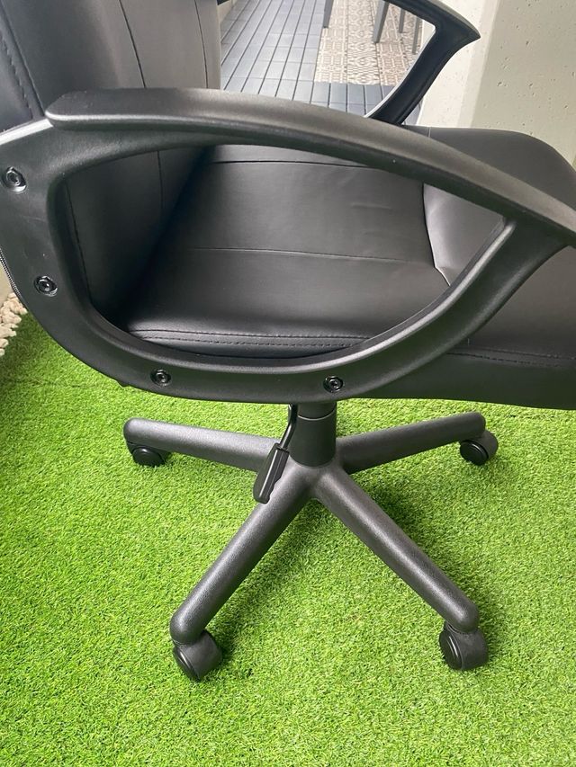 Silla de oficina polipiel negra