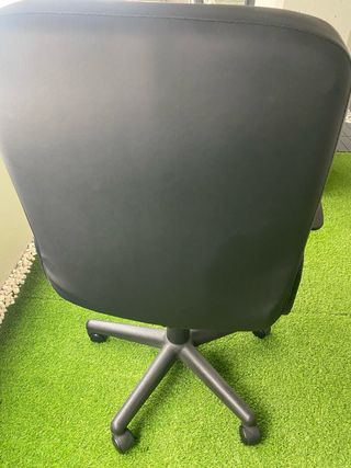 Silla de oficina polipiel negra