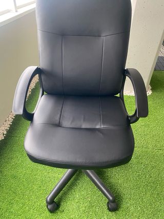 Silla de oficina polipiel negra
