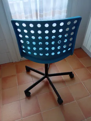 Silla de escritorio azul con ruedas