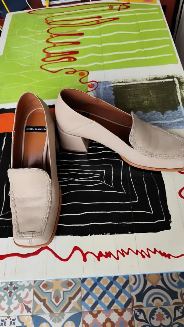 Scarpe con tacco largo beige di Angel Alarcón