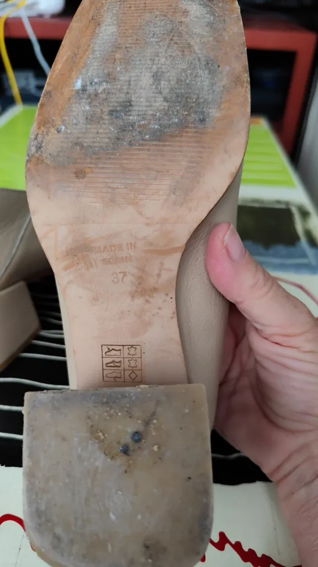 Scarpe con tacco largo beige di Angel Alarcón