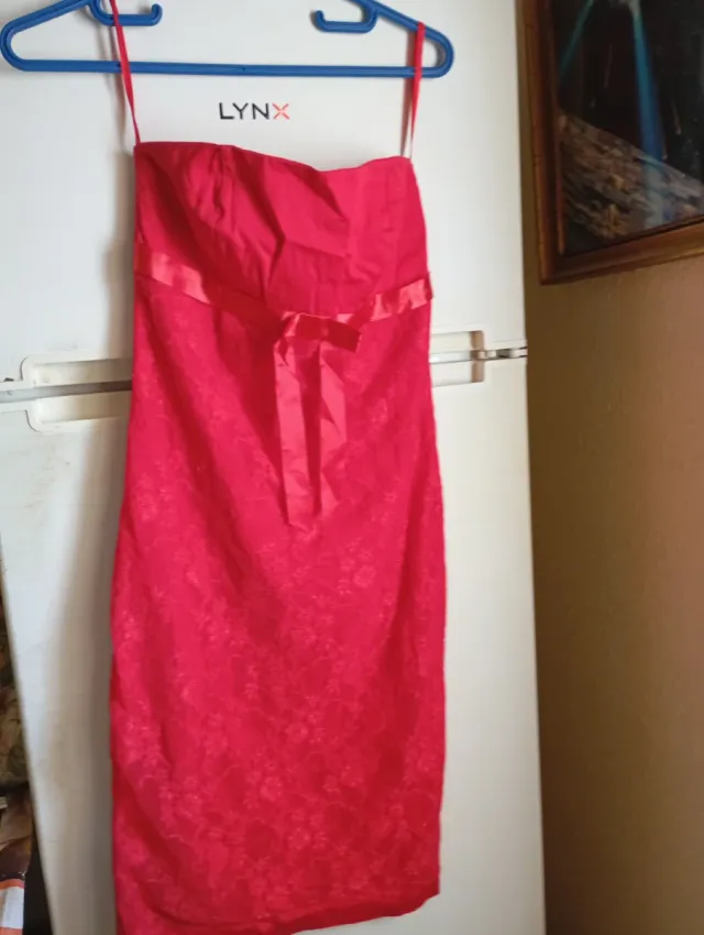 Vestido rojo de encaje con lazo