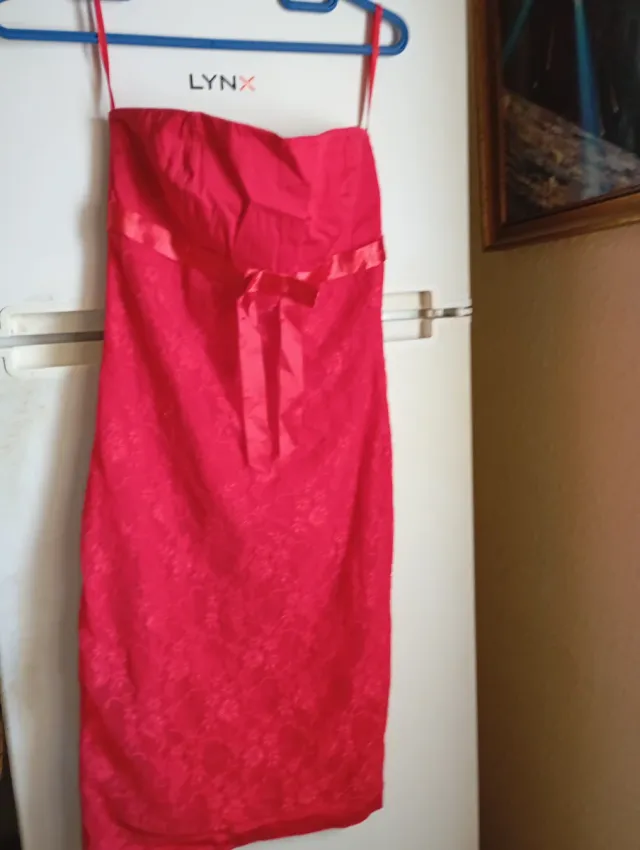 Vestido rojo de encaje con lazo