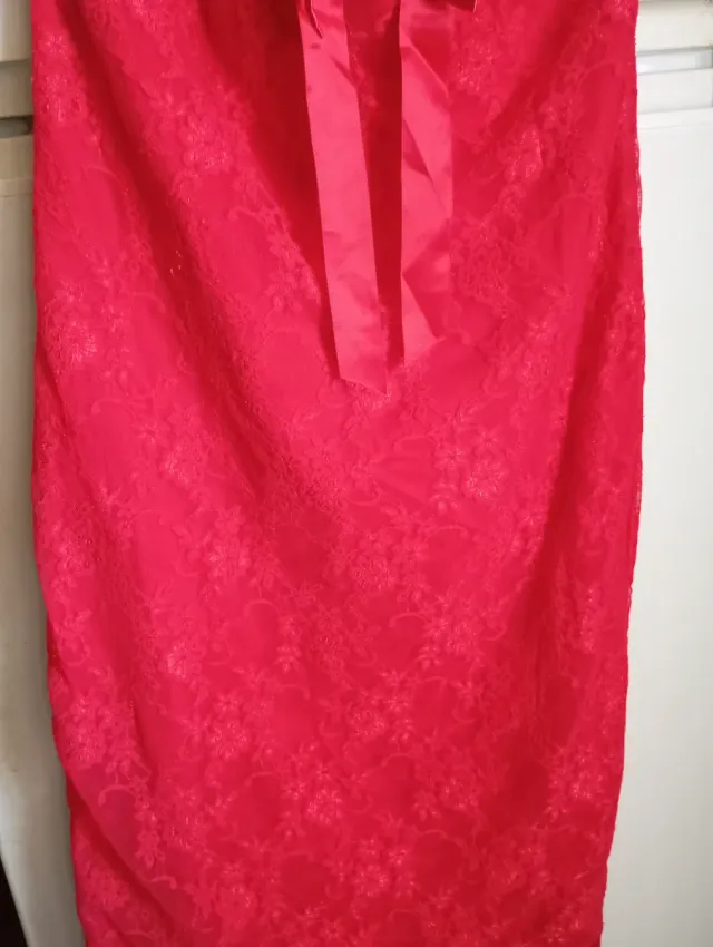 Vestido rojo de encaje con lazo