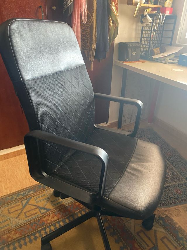 Silla de oficina con ruedas