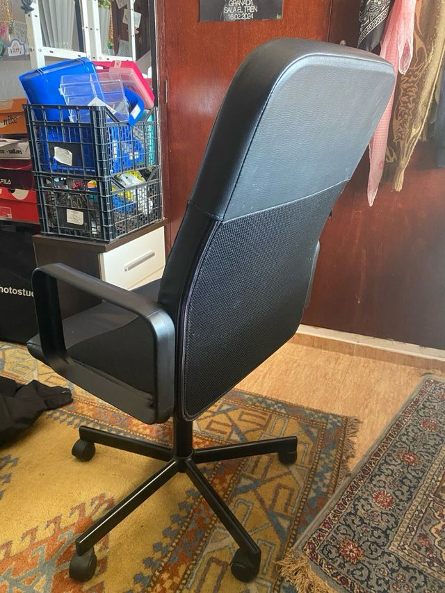 Silla de oficina con ruedas