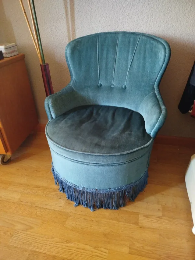 Sillón verde antiguo con flecos