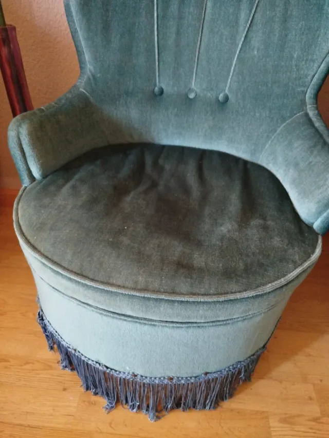 Sillón verde antiguo con flecos