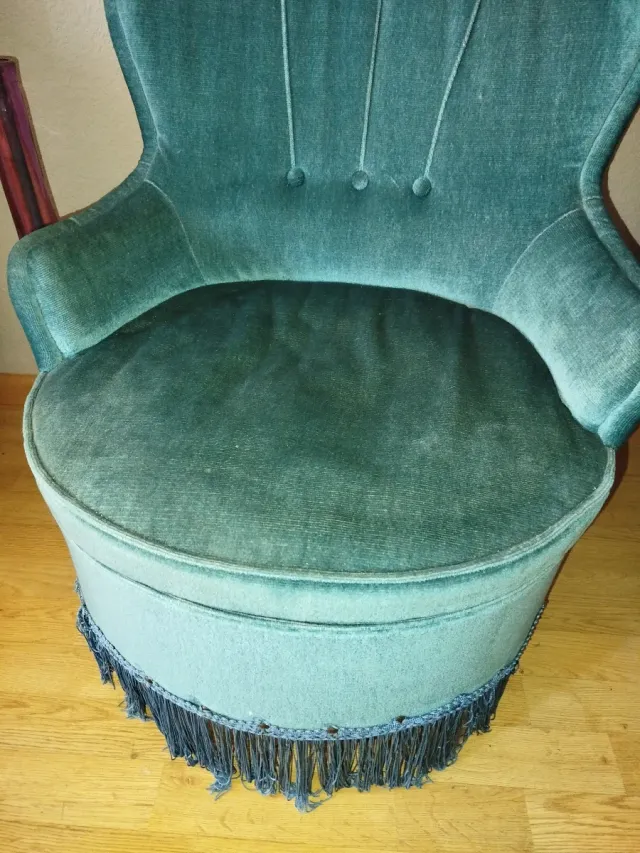Sillón verde antiguo con flecos