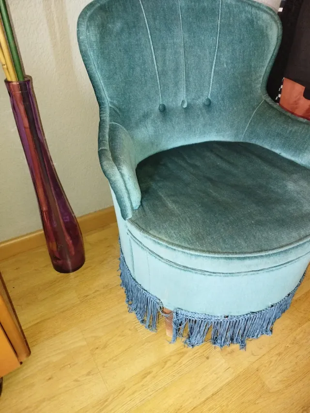 Sillón verde antiguo con flecos