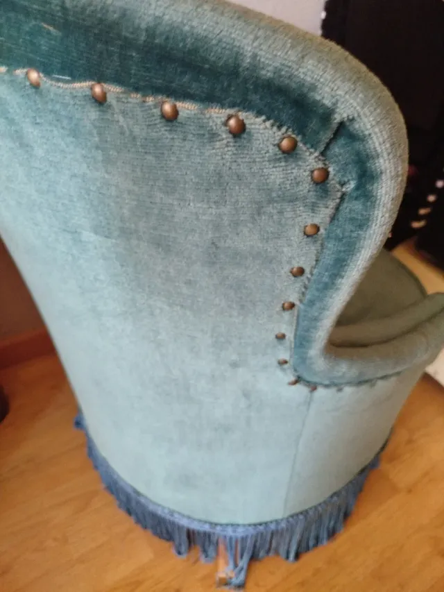 Sillón verde antiguo con flecos