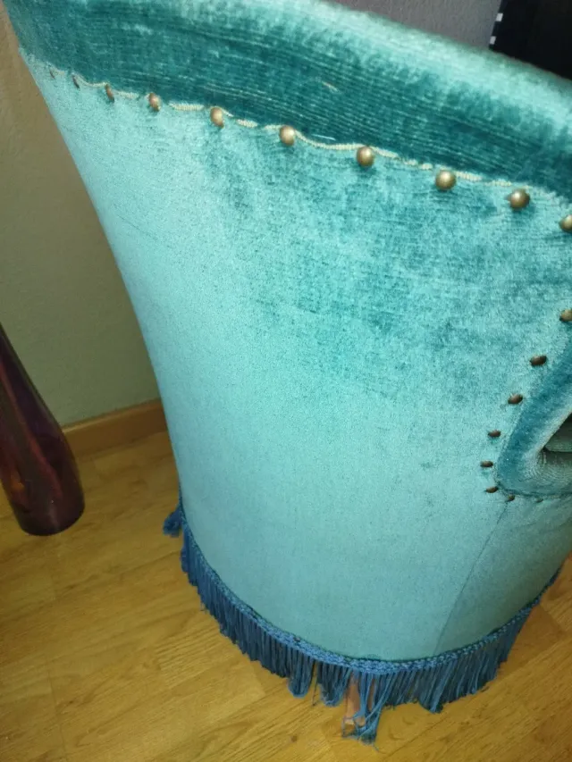 Sillón verde antiguo con flecos