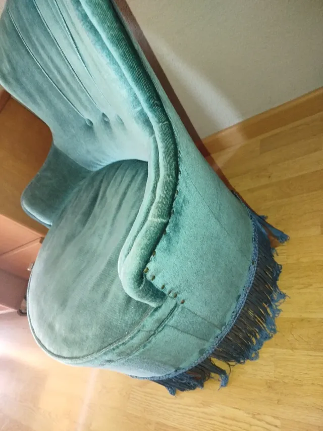 Sillón verde antiguo con flecos