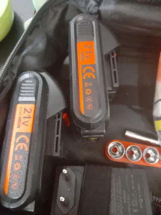 Taladro Inalámbrico con 2 Baterías y Accesorios