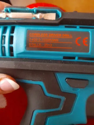 Taladro Inalámbrico con 2 Baterías y Accesorios