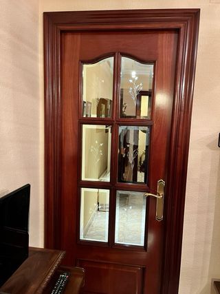 Puerta de madera maciza