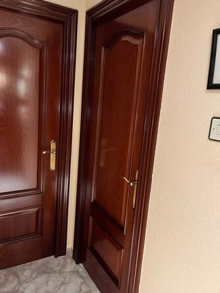 Puerta de madera maciza