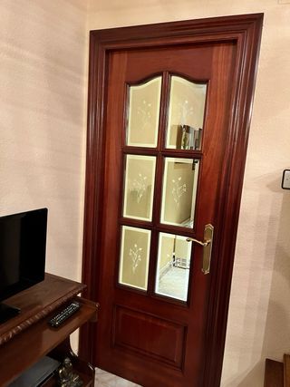 Puerta de madera maciza