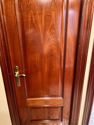 Puerta de madera maciza