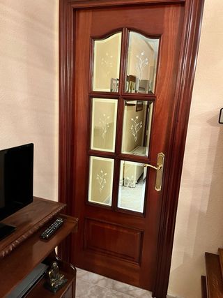 Puerta de madera maciza