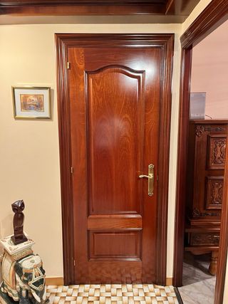 Puerta de madera maciza