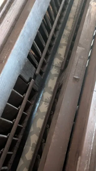 Vieja puerta mallorquina de madera, cuatro ojas