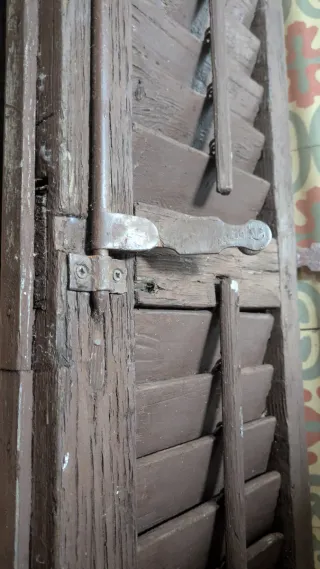 Vieja puerta mallorquina de madera, cuatro ojas