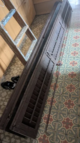 Vieja puerta mallorquina de madera, cuatro ojas